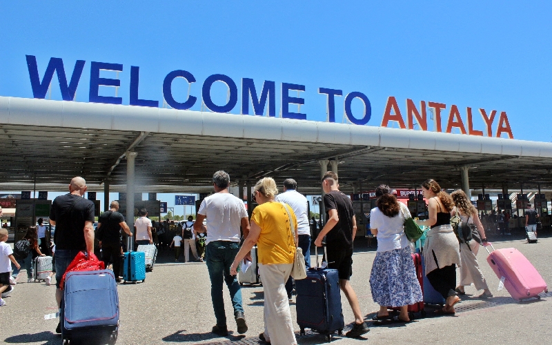 Antalya'ya 11 ayda 200'e yakın ülkeden 15 milyon 371 bin turist geldi