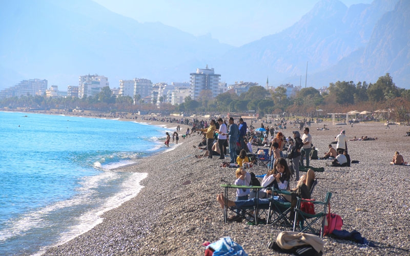 Antalya’da yaz aylarını aratmayan havayı görenler sahile koştu