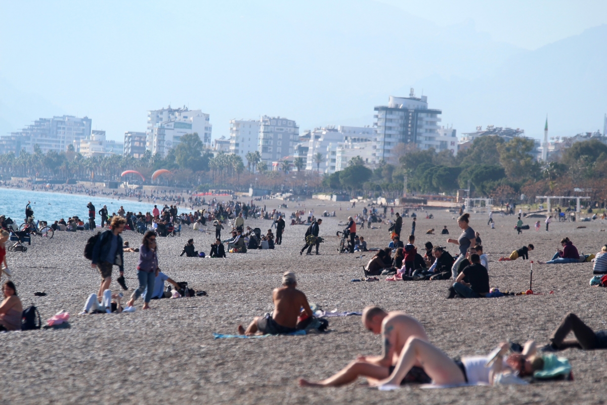 Antalya'da dünyaca ünlü sahilde yılın son yoğunluğu
