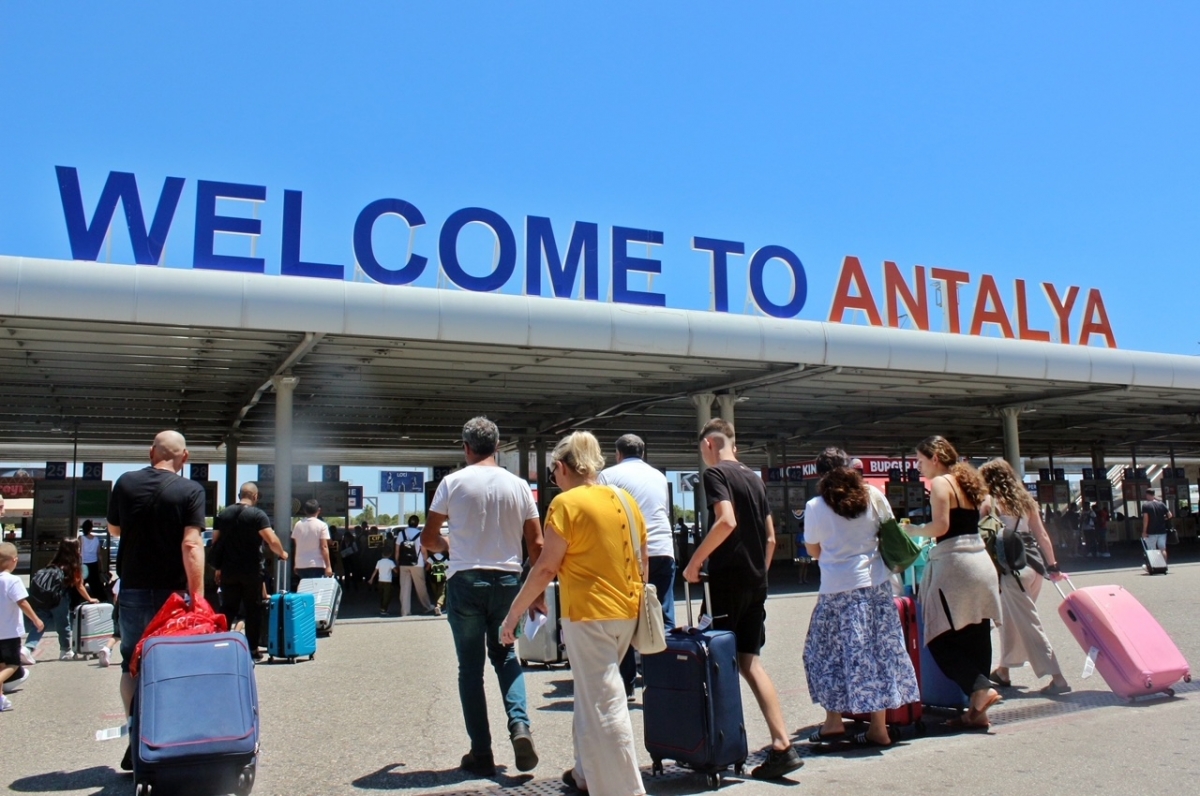 Antalya’ya yılın sm haftasında 121 bin turist geldi