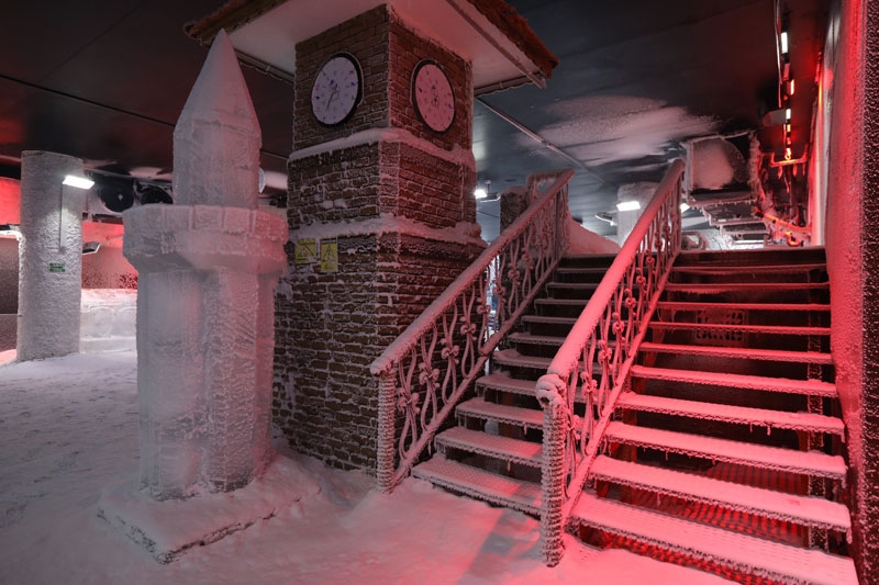 Antalya’daki Buz Müzesinde turistler soğuk gizemli bir Dünya’yı keşfe çıkıyor