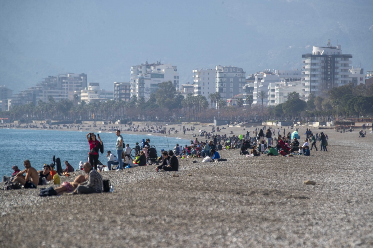 Antalya'da sıcaklık 20'ye ulaştı, sahil doldu