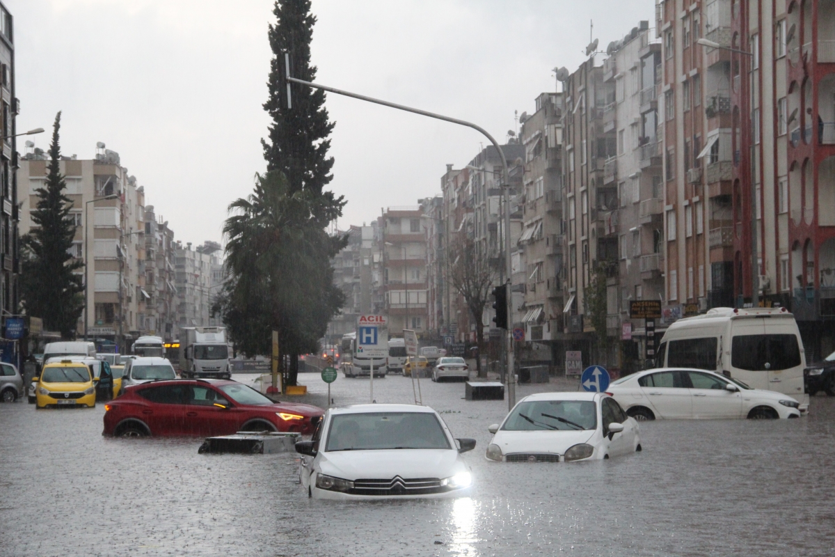 Turuncu kod uyarısının verildiği turizmin başkenti Antalya felakete uyandı