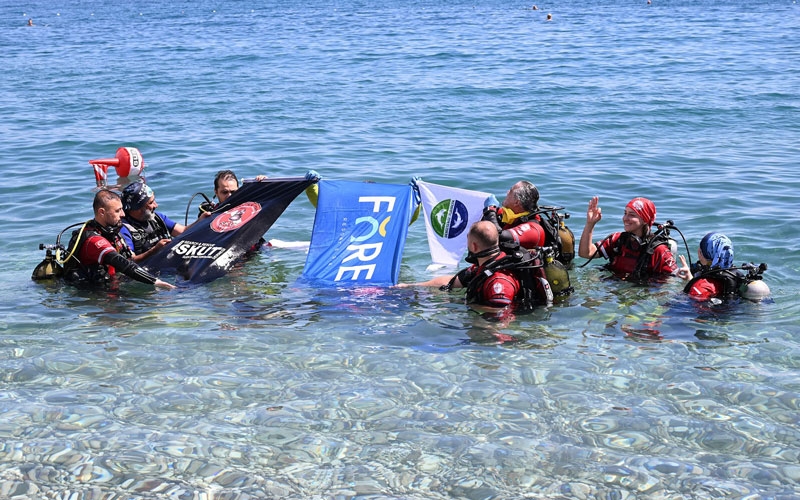 Kemer'de deniz dibi ve sahil temizlendi