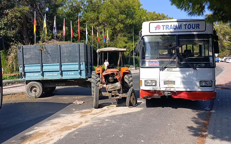 Safari için yolcu toplayan otobüs ile otelden çıkan traktör çarpıştı: 1'i turist 2 yaralı
