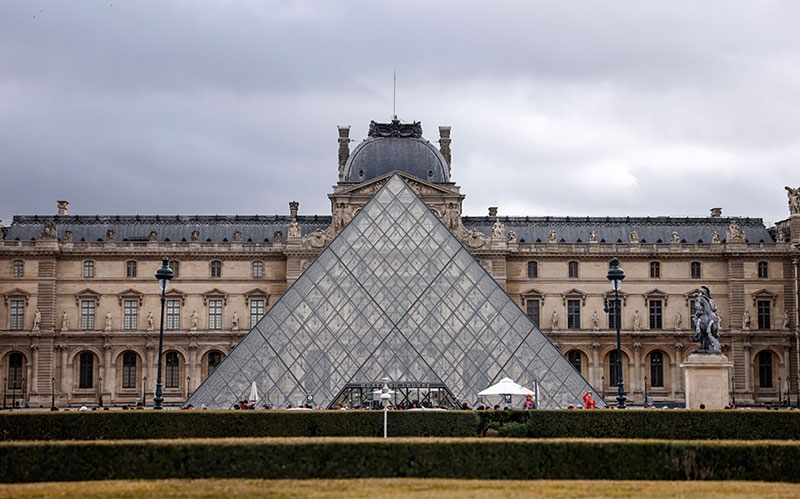 Louvre Müzesi’nde su sızıntısı: Yaklaşık 400 nadir kitap hasar gördü