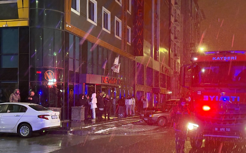  Otel bodrumunda çıkan yangın paniğe neden oldu