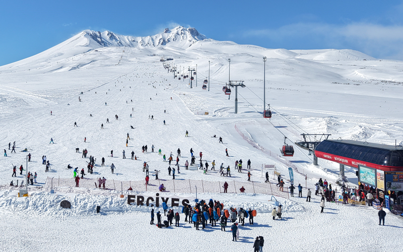Erciyes'te hafta sonu pistler yine kayakseverlerle doldu