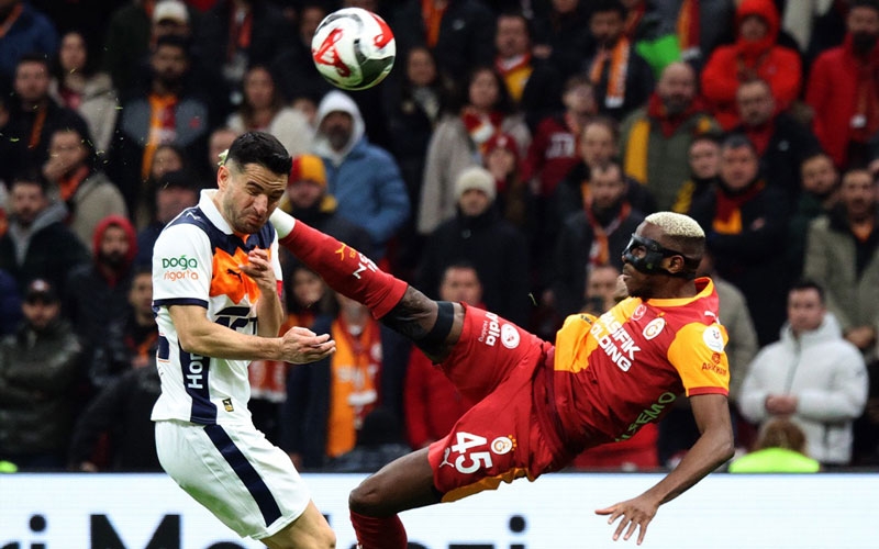 Zirvede fark açılıyor! Galatasaray 10 kişilik Başakşehir'e fark attı