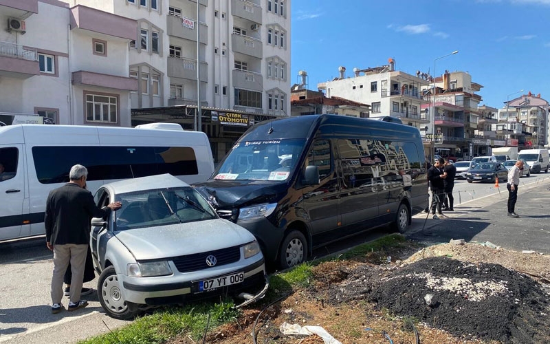Tur minibüsü ile otomobil çarpıştı: 2 yaralı