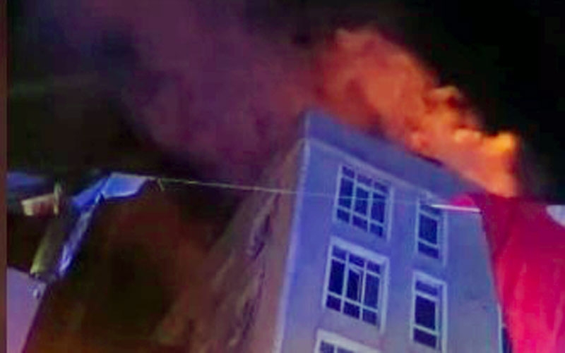 Otel yangınında mahsur kalan iki kişi kurtarıldı