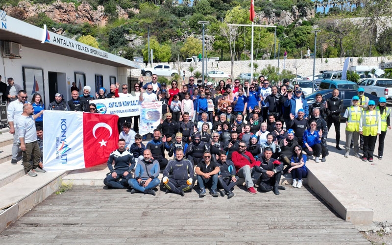 Konyaaltı Sahili’nde deniz dibi ve kıyı temizliği yapıldı