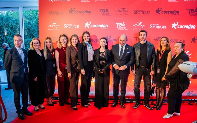 Corendon Airlines, Özge Yağız ve Yusuf Çim’i Varşova’da hayranlarıyla buluşturdu