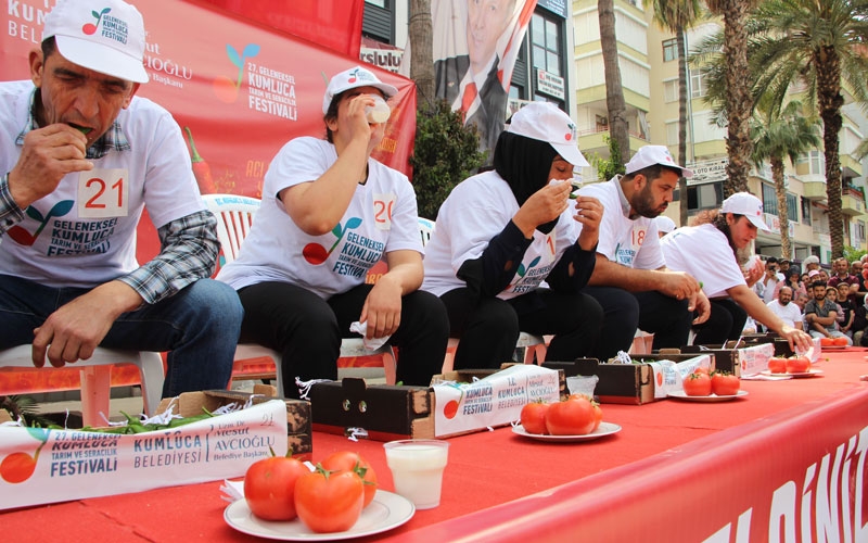 En acı  biber yeme yarışmasında altın için mücadele ettiler