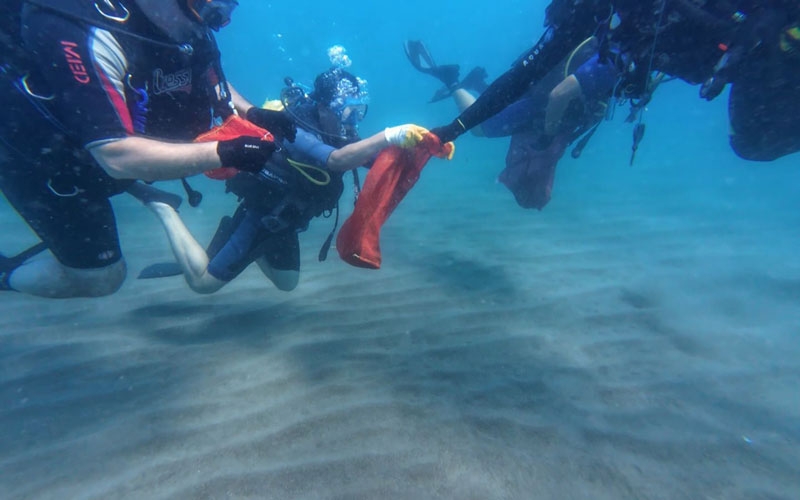 Antalya'da 4 etaptan oluşan deniz dibi temizliğinde yaklaşık 20 ton atık çıkartıldı
