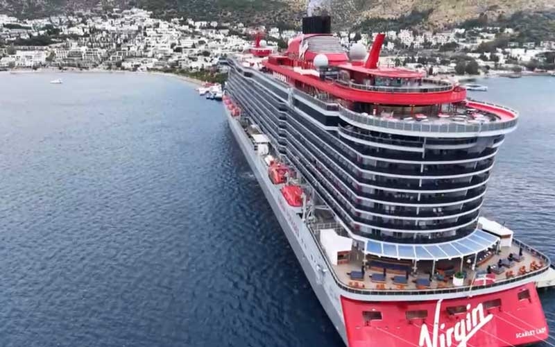 Dev kruvaziyer gemiler, 2 bin 636 turistle Bodrum'a geldi