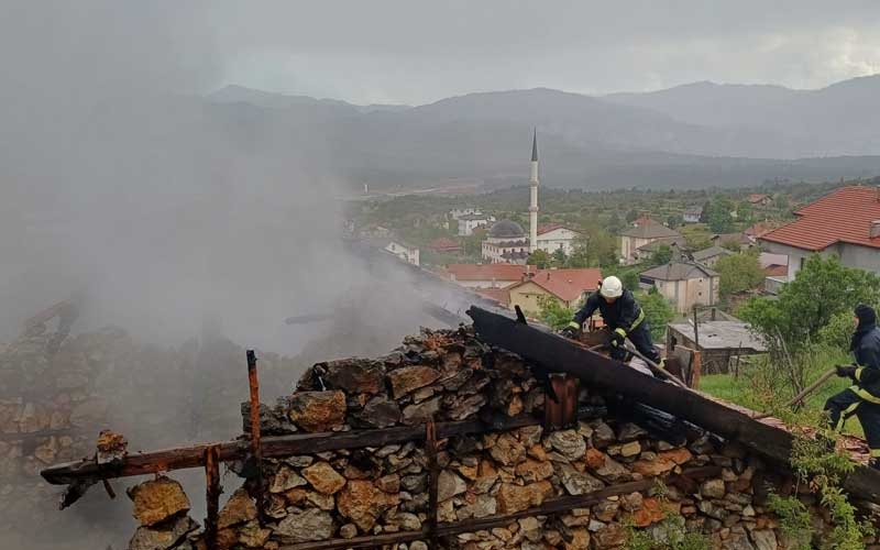 Antalya'da 110 yıllık düğmeli ev yangında küle döndü