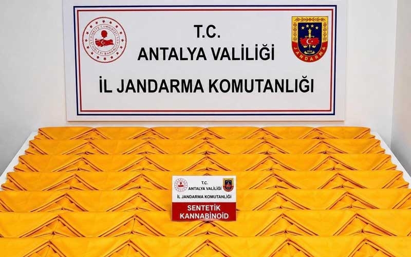 Alanya'da otel odasında 537 bin 600 kullanımlık uyuşturucu madde ele geçirildi
