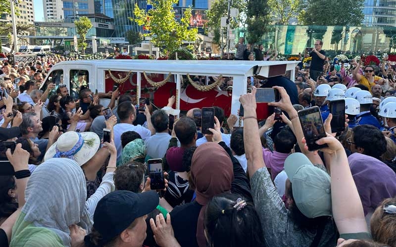 Usta oyuncu Kadir İnanır son yolculuğuna uğurlandı