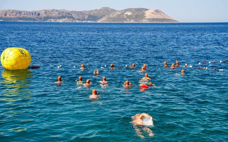 Meis-Kaş Yüzme Maratonu'nda sporcular dostluk için kulaç attı