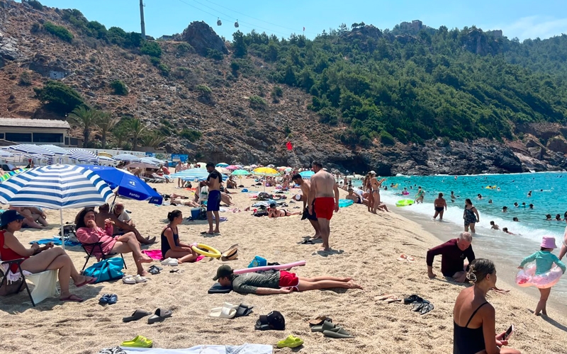 Alanya'da yerli ve yabancı turistler sahillere akın etti