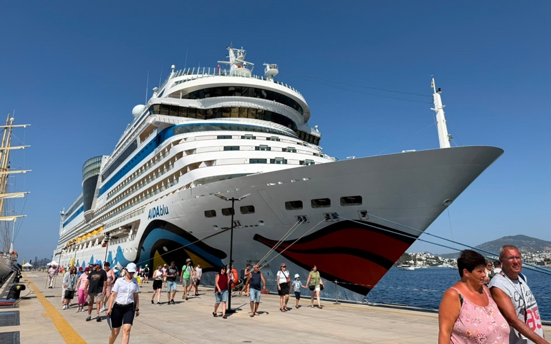 Bodrum'a 3 gemiyle 2 bin 761 turist geldi