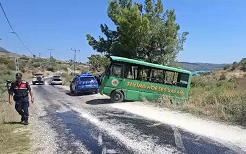 Safari aracı kaza yaptı: Biri rturtist 2 kişi yaralandı