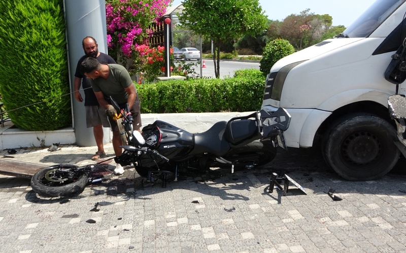 Tur midibüsüyle çarpışan motosiklettekiler yola savruldu