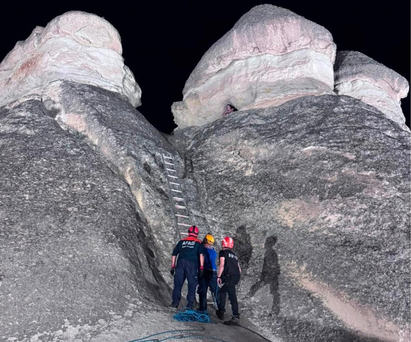 Peribacasının tepesinde mahsur kalan turisti AFAD ekipleri kurtardı