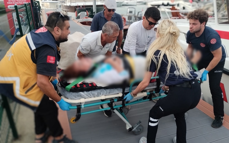 Tekneden düşen turist hastaneye kaldırıldı