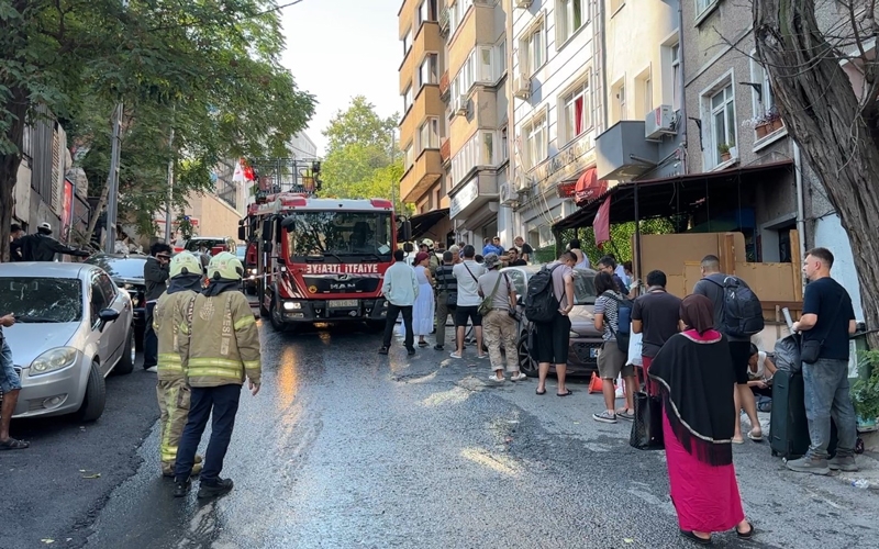 Beyoğlu’nda otel yangını: 17 kişi tahliye edildi