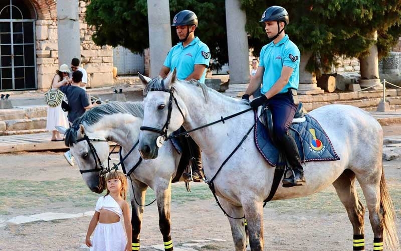 Atlı jandarma birlikleri sahillerde ve turistik bölgelerde görev başında