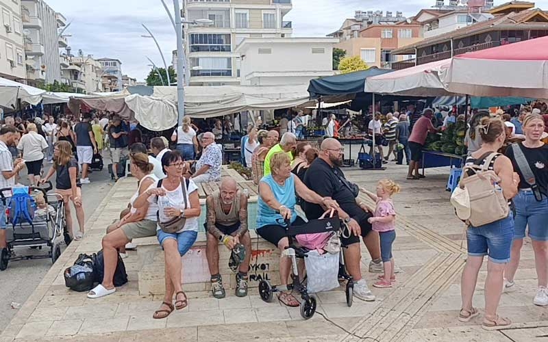 Semt pazarına turist akını esnafın yüzünü güldürdü