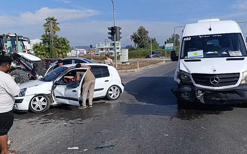 Tur minibüsü ile otomobil çarpıştı: 2 kişi yaralandı