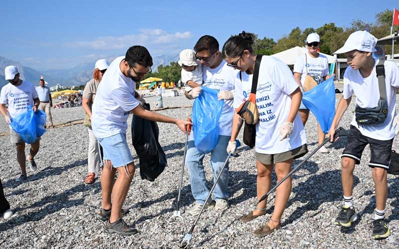 Dünyaca ünlü Konyaaltı Sahilinde günlük 60 ton atık çıkıyor