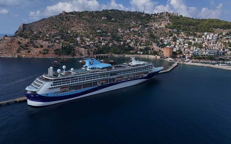 Lüks kruvaziyer bin 765 turist ile Alanya iskelesine demir attı