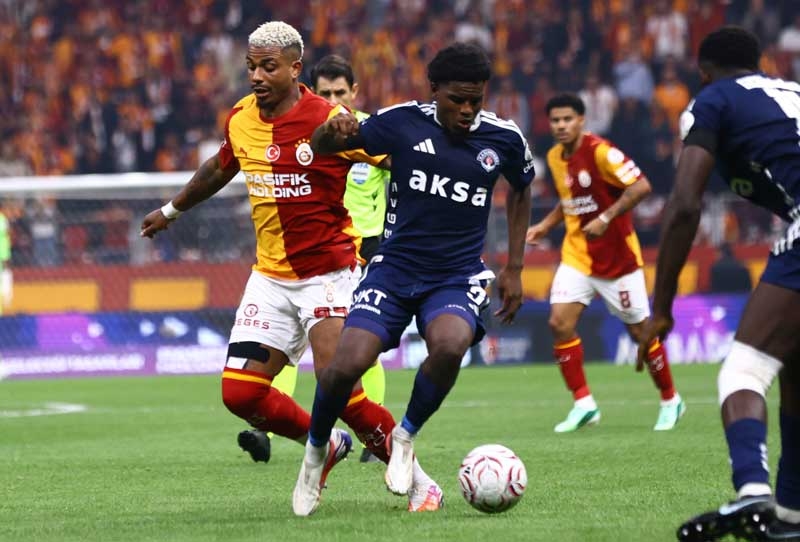 Galatasaray son dakikalarda attığı gollerle galip geldi