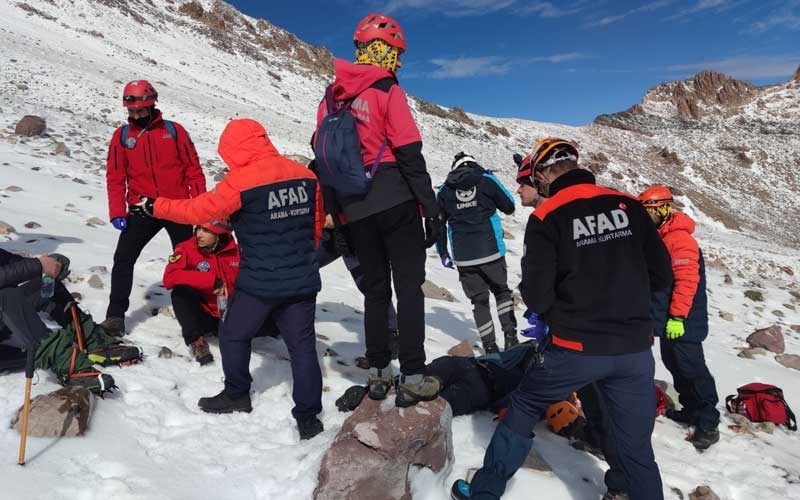 Erciyes'e zirve tırmanışı yapan dağcı uçurumdan düşerek hayatını kaybetti