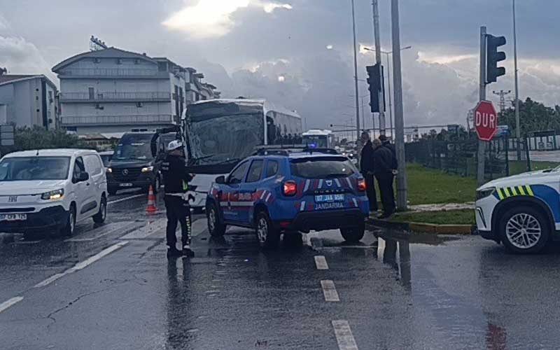 Antalya'da otel servisinin karıştığı zincirleme kazada 4 personel yaralandı