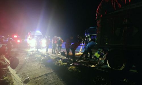 Tiyatro oyuncularını taşıyan minibüs tıra çarptı: 3 ölü, 8 yaralı