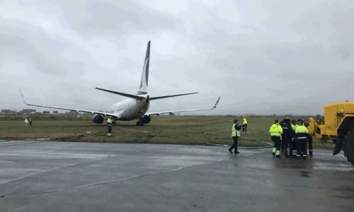 Anadolujet uçağı toprak zemine saplandı