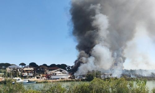 Antalya’da otluk alanda başlayan yangın önce lüks tekneye, ardından ormana sıçradı 