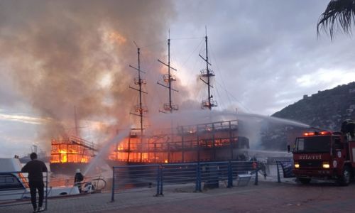 Alanya'da iki tur teknesi alev alev yandı