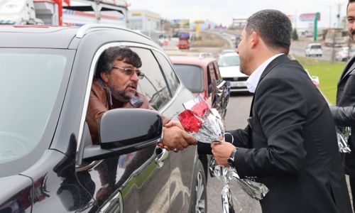 Kapadokya’ya gelenler belediye başkanı tarafından karanfillerle karşılandı 