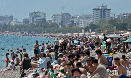 Antalya'nın dünyaca ünlü sahilini turistler adeta tıka basa doldurdu 