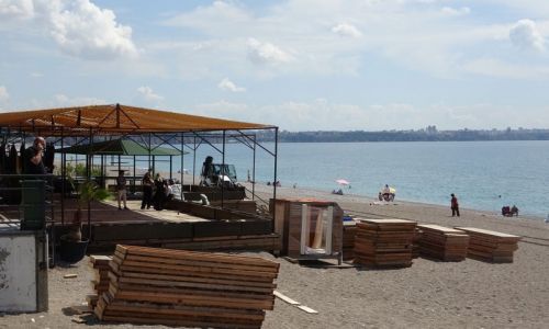 Konyaaltı Sahili'nde Kıyı Kanunu'na uymayan işletmeler kaldırılıyor