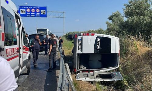 Antalya’da turistleri taşıyan minibüs devrildi, 6 turist ve sürücü yaralandı