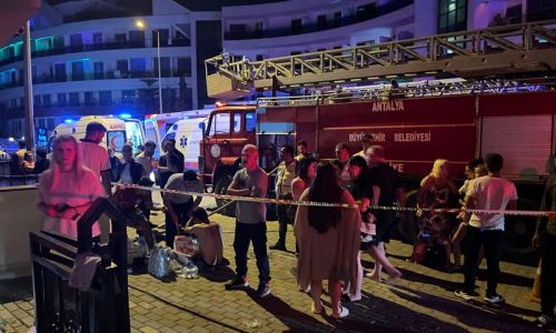 5 yıldızlı oteldeki yangında tahliye edilen 622 turist civar otellere yerleştirildi