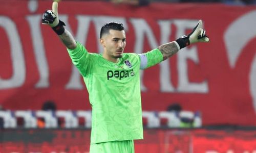 Uğurcan Çakır’dan transfer iddialarına şampiyonluk kupalı yanıt