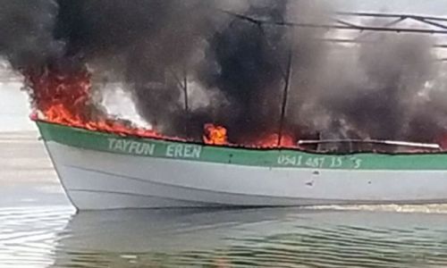 Tur yapan tekne alev aldı